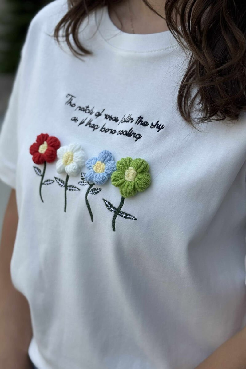 T-SHIRT ME LULE TË QËNDISURA PËR FEMRA NË NGJYRËN E BARDHË - 3