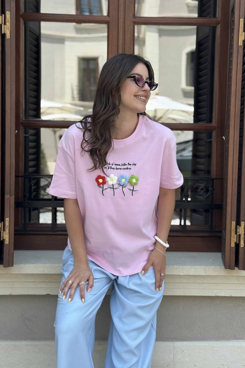 T-SHIRT ME LULE TË QËNDISURA PËR FEMRA NË NGJYRËN ROZË - 2