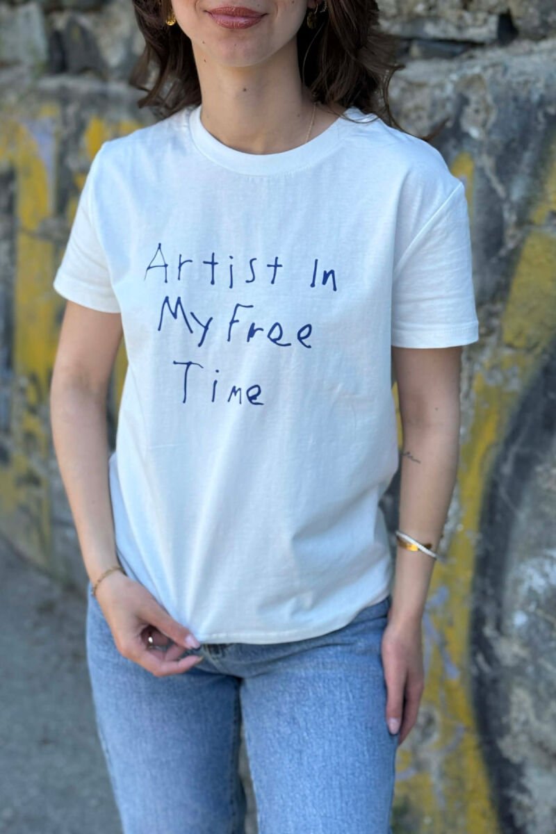 T-SHIRT ME SHKRIM PER FEMRA NE NGJYRE TE BARDHE - 2