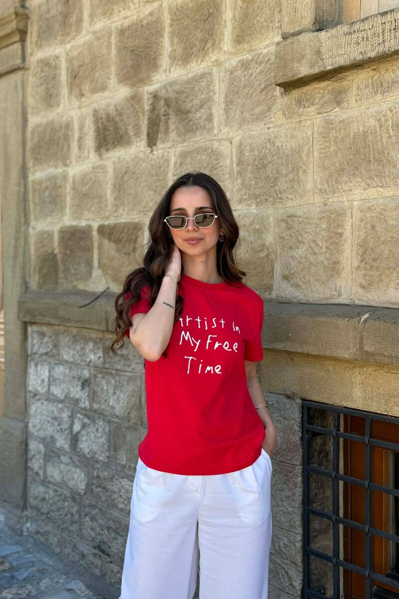 T-SHIRT ME SHKRIM PER FEMRA NE NGJYRE TE KUQE - 1