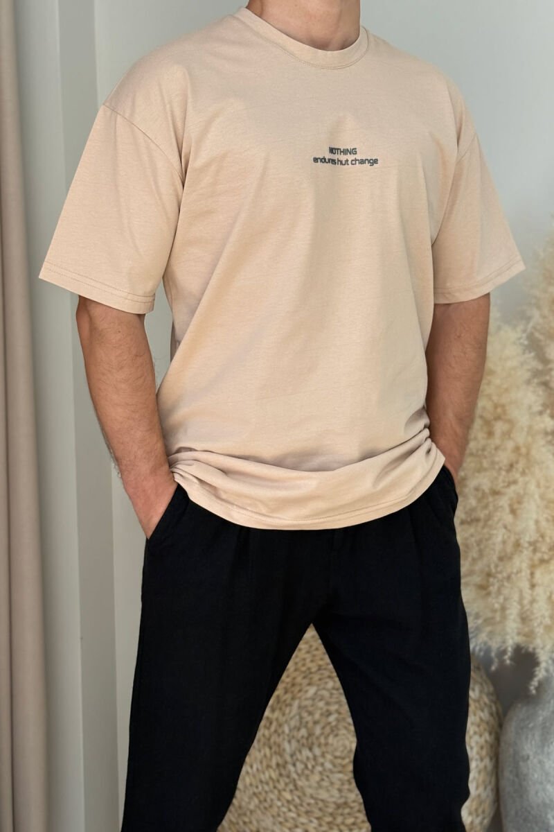 T-SHIRT I THJESHTË ME SHKRIME PËR MESHKUJ NË NGJYRËN BEZHË - 1