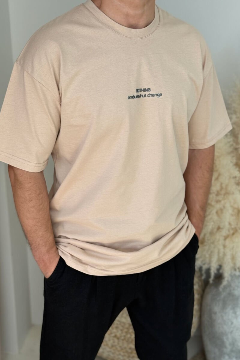 T-SHIRT I THJESHTË ME SHKRIME PËR MESHKUJ NË NGJYRËN BEZHË - 2