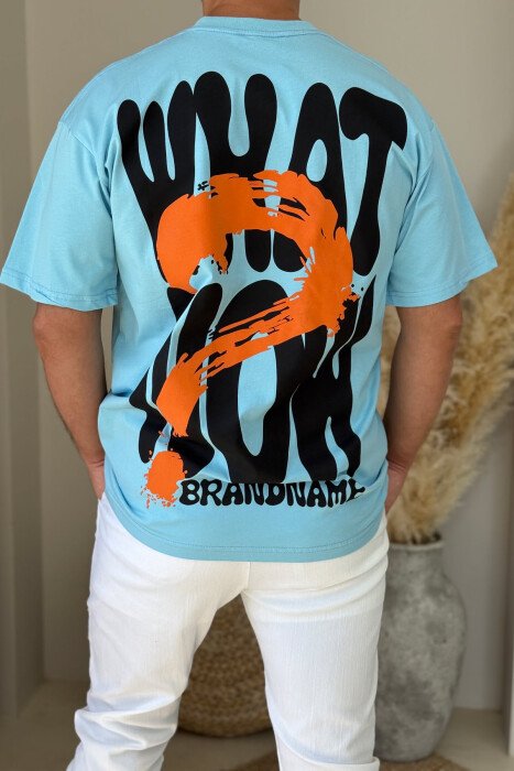 T-SHIRT ME SHKRIME DHE DIZAJN PËR MESHKUJ NË NGJYRËN BLU E ZBARDHUR - 3