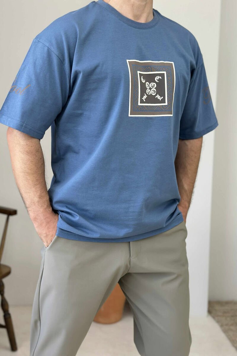 T-SHIRT I THJESHTË ME SHKRIME PËR MESHKUJ NË NGJYRËN BLU E ZBARDHUR - 1