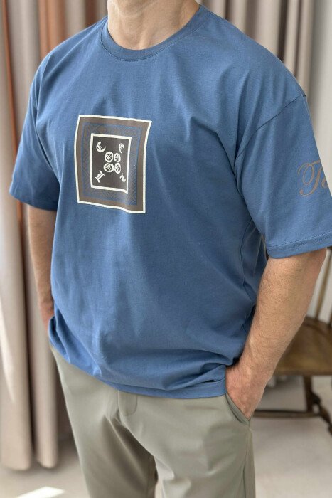T-SHIRT I THJESHTË ME SHKRIME PËR MESHKUJ NË NGJYRËN BLU E ZBARDHUR - 2