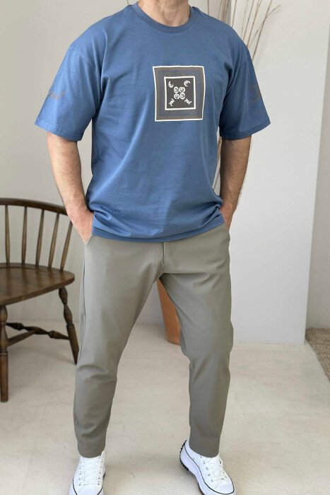 T-SHIRT I THJESHTË ME SHKRIME PËR MESHKUJ NË NGJYRËN BLU E ZBARDHUR - 4