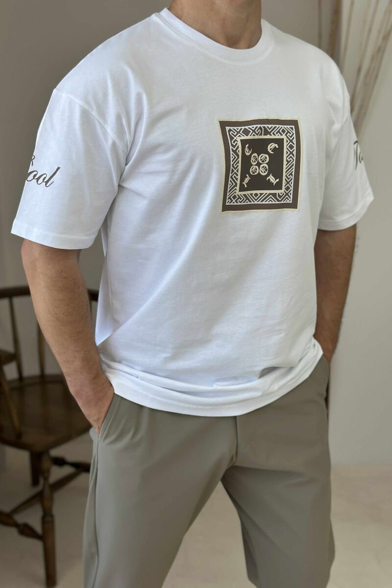 T-SHIRT I THJESHTË ME SHKRIME PËR MESHKUJ NË NGJYRËN E BARDHË - 1