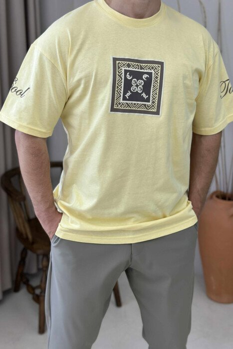 T-SHIRT I THJESHTË ME SHKRIME PËR MESHKUJ NË NGJYRËN E VERDHË - 1