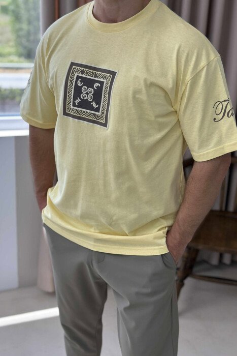 T-SHIRT I THJESHTË ME SHKRIME PËR MESHKUJ NË NGJYRËN E VERDHË - 3