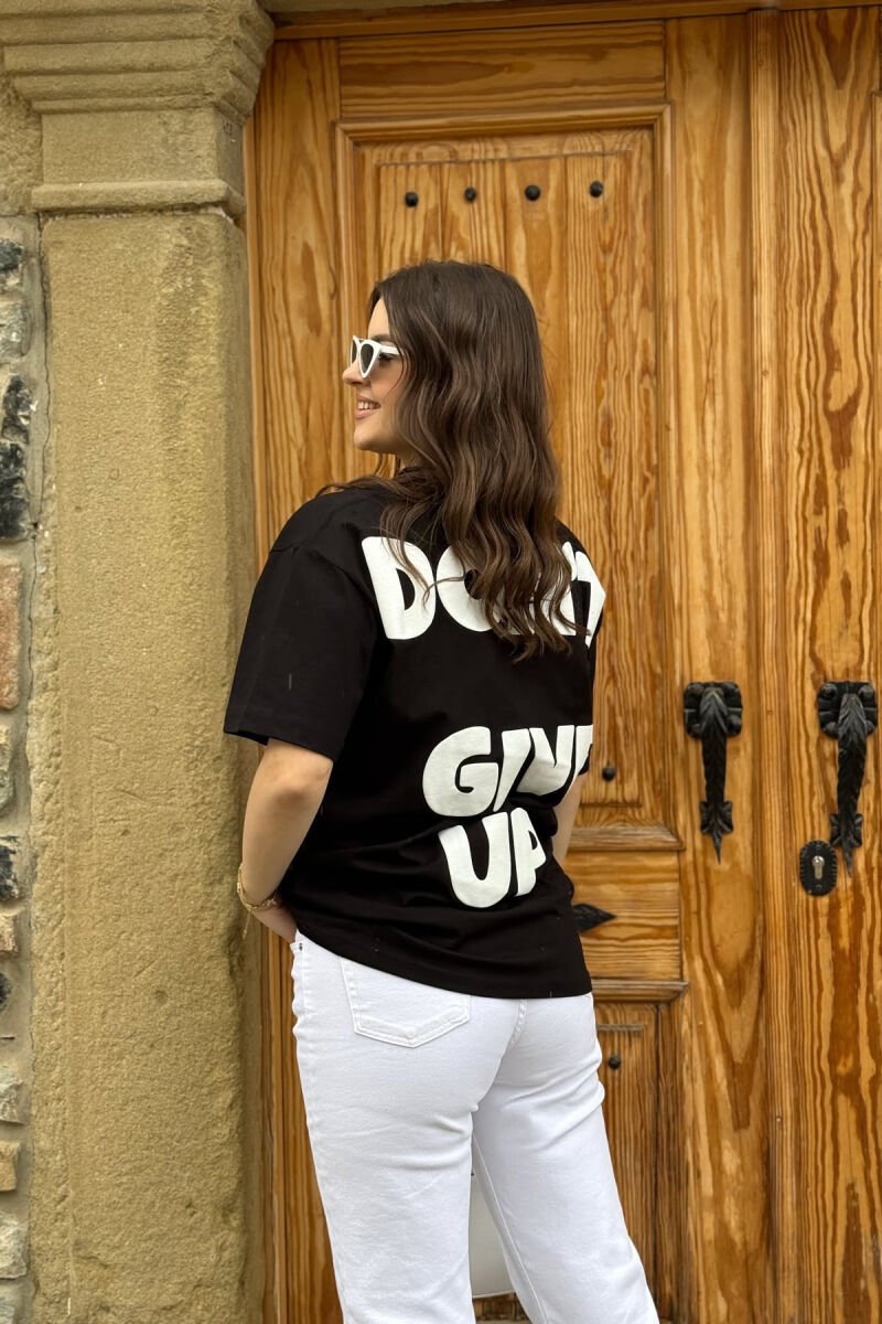 T-SHIRT ME SHKRIME DHE IMAZH PËR FEMRA NË NGJYRËN E ZEZË + NJE PAKETE CORAPE - 3