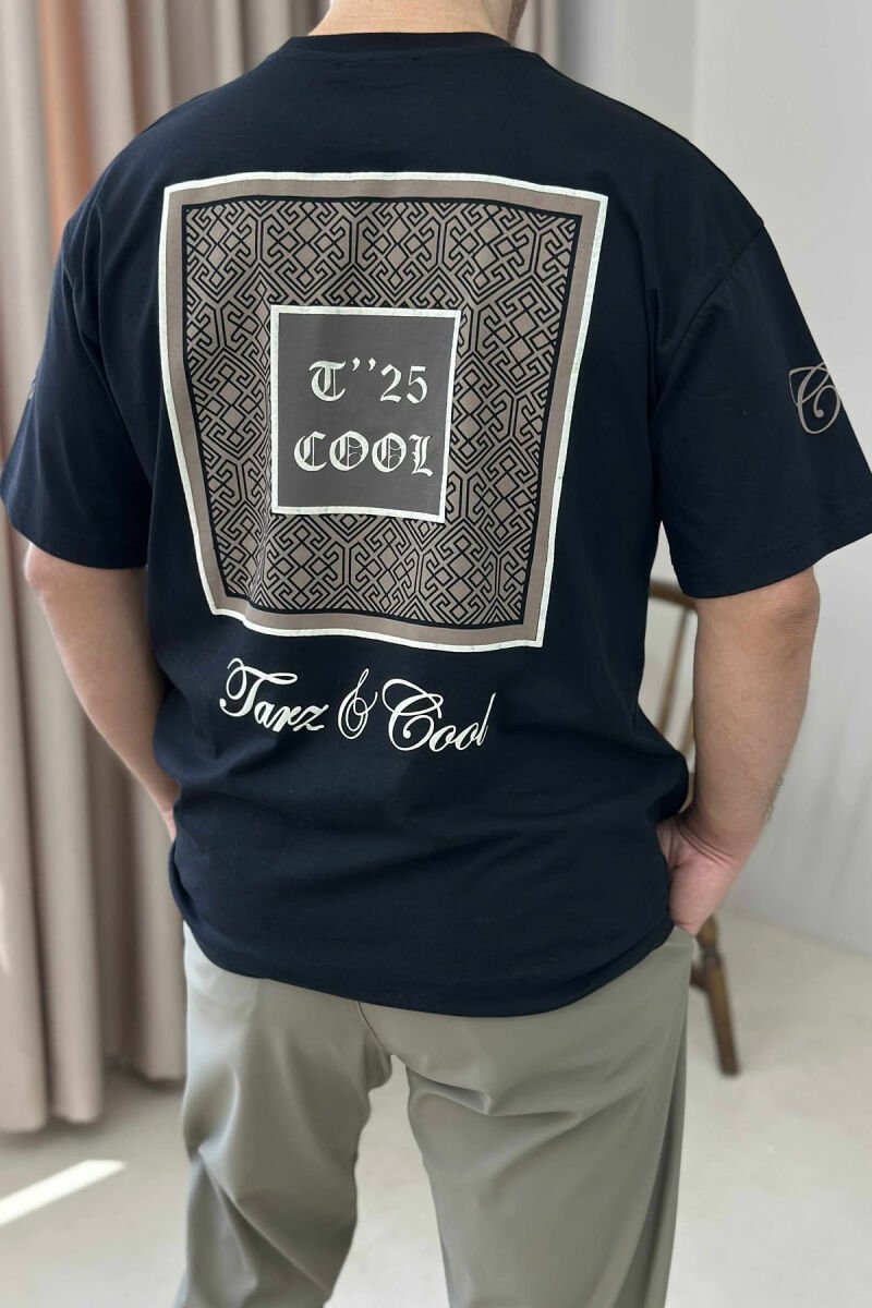 T-SHIRT I THJESHTË ME SHKRIME PËR MESHKUJ NË NGJYRËN E ZEZË - 4