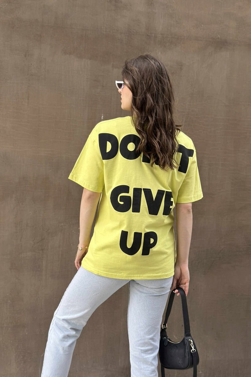 T-SHIRT ME SHKRIME DHE IMAZH PËR FEMRA NË NGJYRËN NEON + NJE PAKETE CORAPE - 4