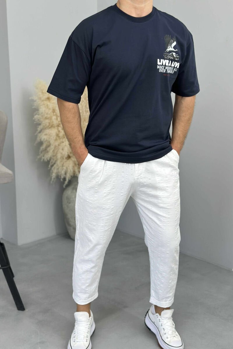 T-SHIRT ME SHKRIME DHE IMAZH PËR MESHKUJ NË NGJYRËN BLU E ERRËT - 1