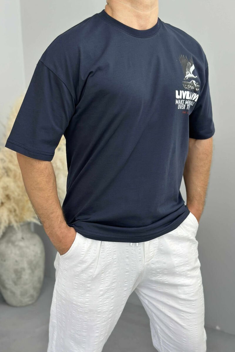 T-SHIRT ME SHKRIME DHE IMAZH PËR MESHKUJ NË NGJYRËN BLU E ERRËT - 2