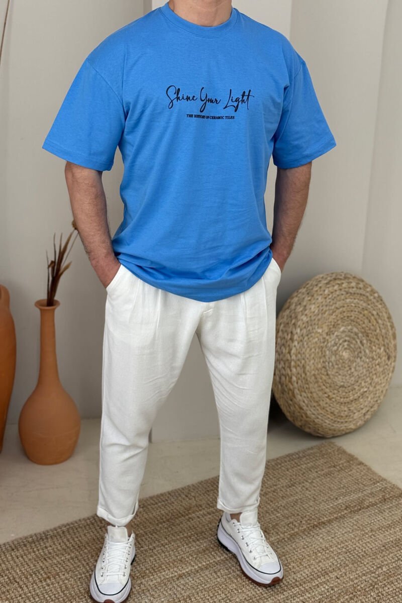 T-SHIRT ME SHKRIME DHE IMAZH PËR MESHKUJ NË NGJYRËN BLU E ZBARDHUR - 1