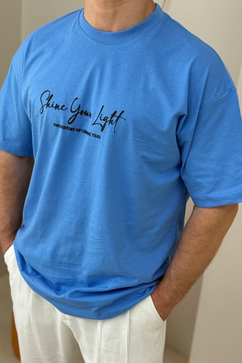 T-SHIRT ME SHKRIME DHE IMAZH PËR MESHKUJ NË NGJYRËN BLU E ZBARDHUR - 2