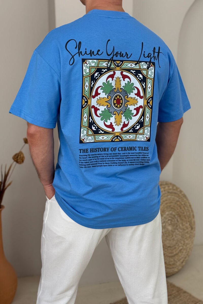 T-SHIRT ME SHKRIME DHE IMAZH PËR MESHKUJ NË NGJYRËN BLU E ZBARDHUR - 3