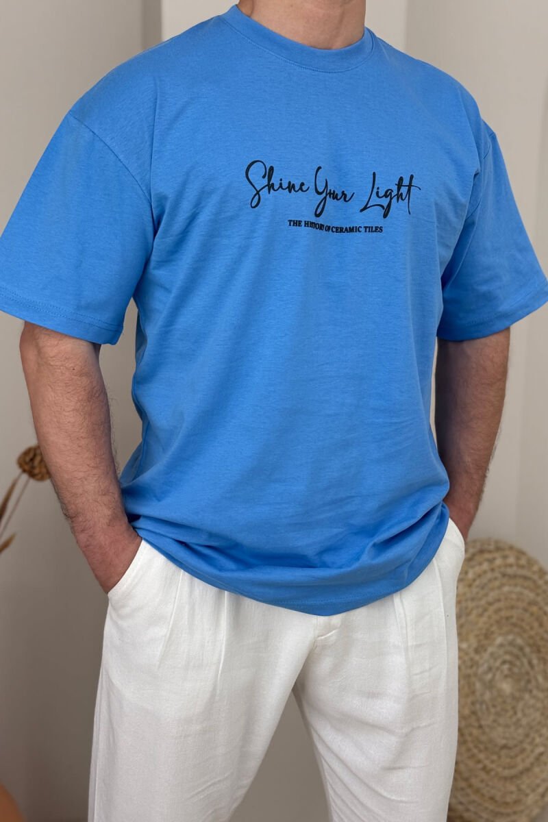 T-SHIRT ME SHKRIME DHE IMAZH PËR MESHKUJ NË NGJYRËN BLU E ZBARDHUR - 4