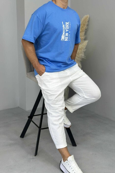 T-SHIRT ME SHKRIME DHE IMAZH PËR MESHKUJ NË NGJYRËN BLU E ZBARDHUR - 2