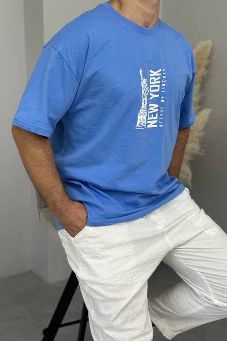 T-SHIRT ME SHKRIME DHE IMAZH PËR MESHKUJ NË NGJYRËN BLU E ZBARDHUR - 3