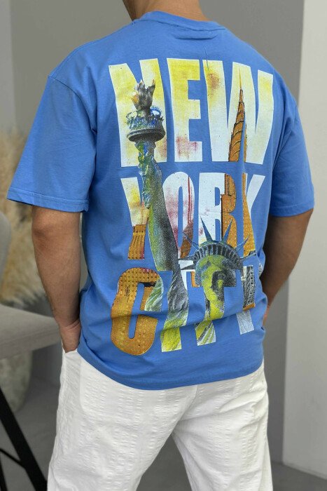 T-SHIRT ME SHKRIME DHE IMAZH PËR MESHKUJ NË NGJYRËN BLU E ZBARDHUR - 4