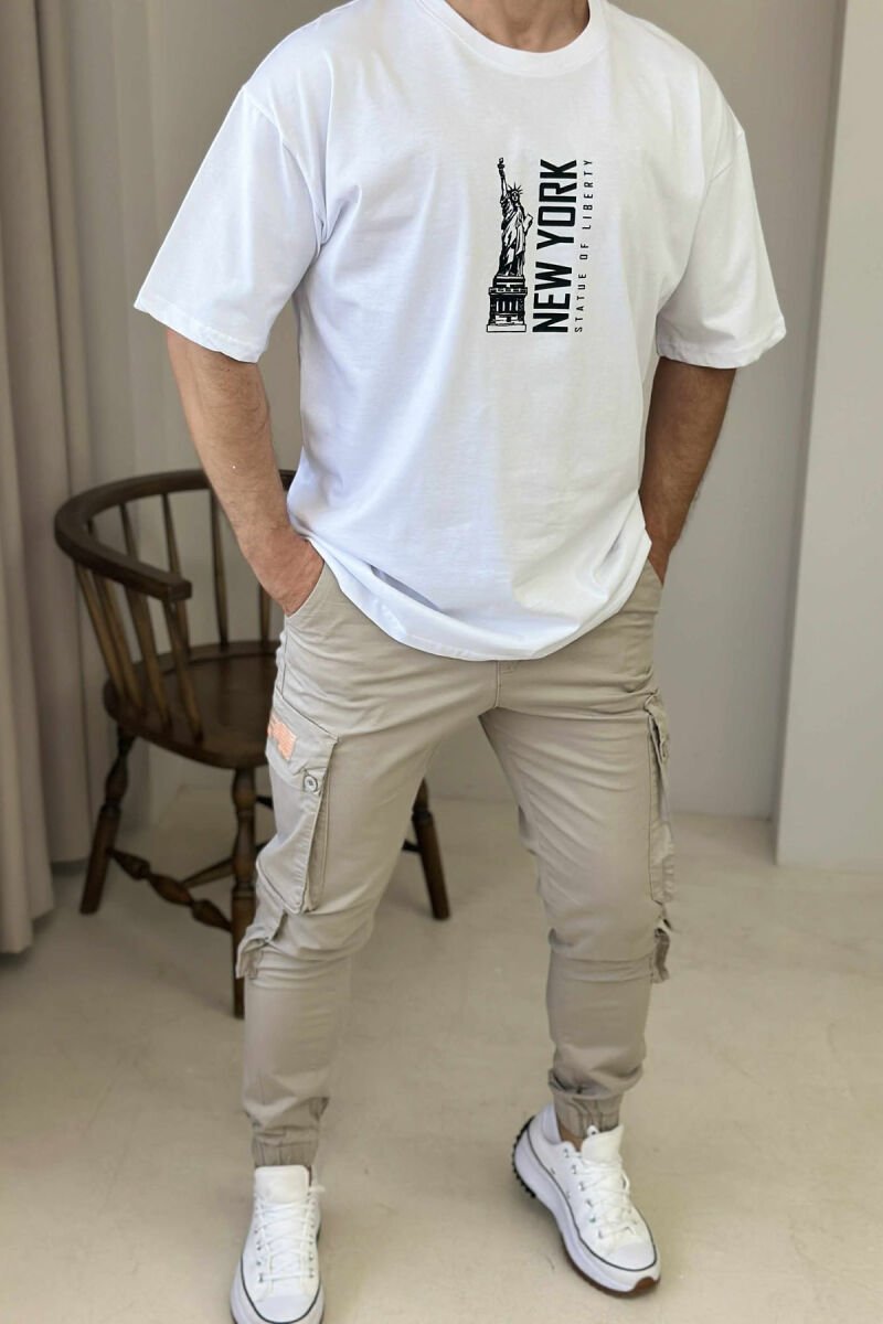 T-SHIRT ME SHKRIME DHE IMAZH PËR MESHKUJ NË NGJYRËN E BARDHË - 2