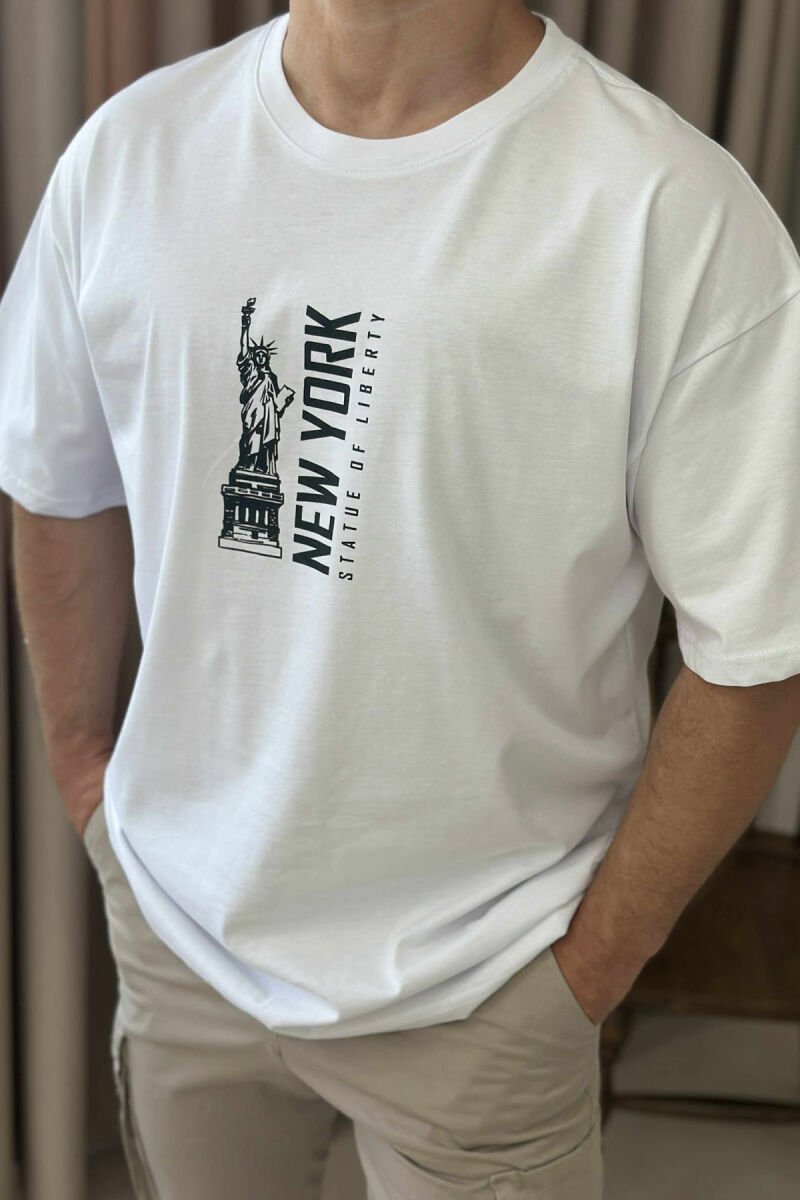 T-SHIRT ME SHKRIME DHE IMAZH PËR MESHKUJ NË NGJYRËN E BARDHË - 3