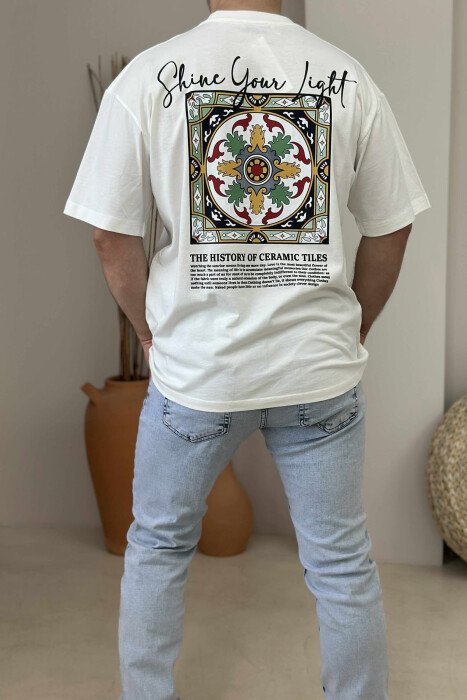T-SHIRT ME SHKRIME DHE IMAZH PËR MESHKUJ NË NGJYRËN E BARDHË - 3