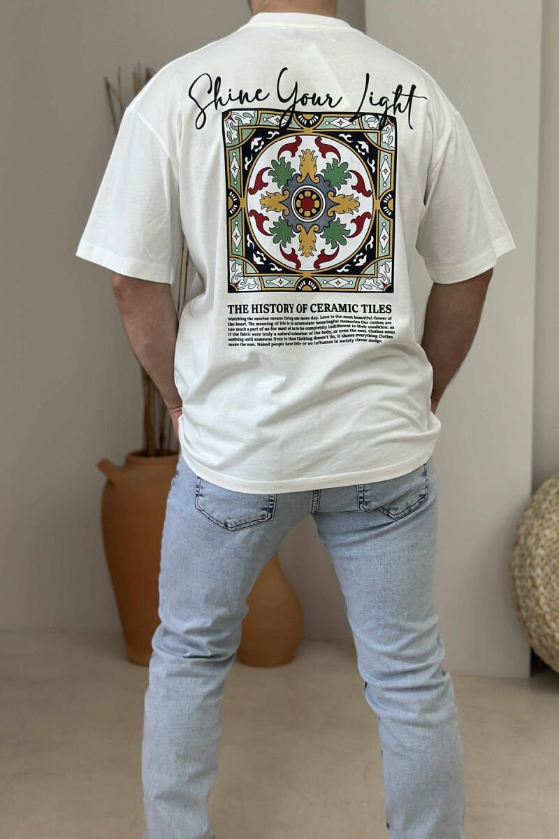 T-SHIRT ME SHKRIME DHE IMAZH PËR MESHKUJ NË NGJYRËN E BARDHË - 3