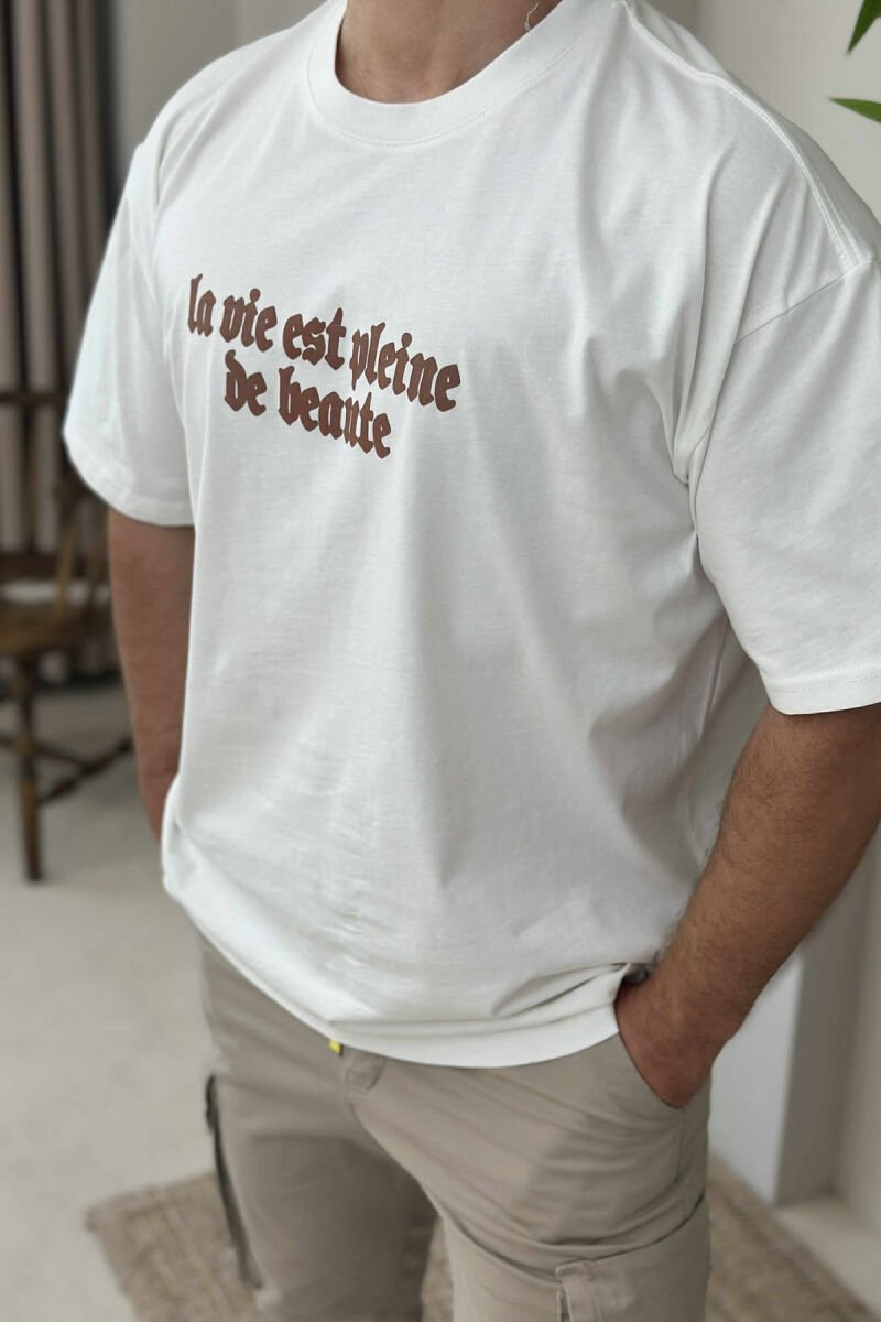 T-SHIRT ME SHKRIME DHE IMAZH PËR MESHKUJ NË NGJYRËN E BARDHË - 3