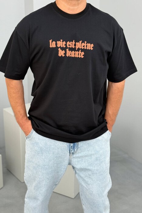 T-SHIRT ME SHKRIME DHE IMAZH PËR MESHKUJ NË NGJYRËN E ZEZË - 2