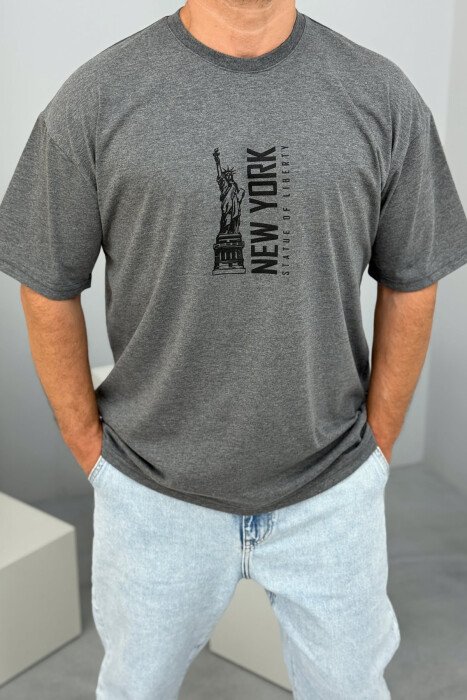 T-SHIRT ME SHKRIME DHE IMAZH PËR MESHKUJ NË NGJYRËN GRI E ERRËT - 2