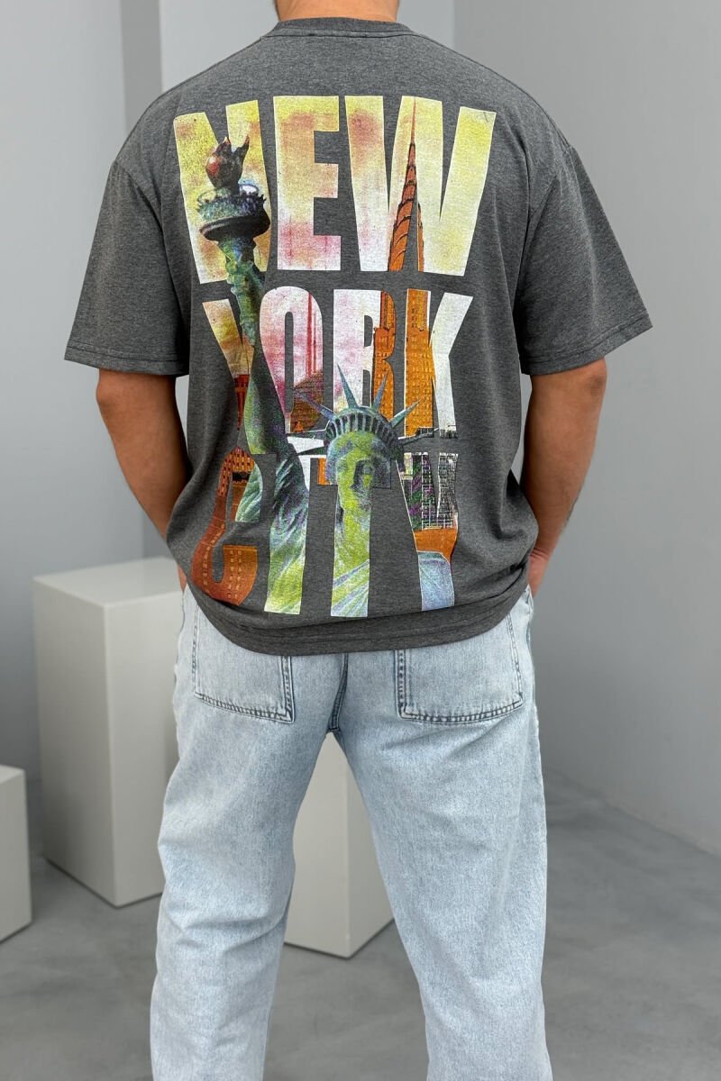 T-SHIRT ME SHKRIME DHE IMAZH PËR MESHKUJ NË NGJYRËN GRI E ERRËT - 3