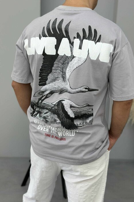 T-SHIRT ME SHKRIME DHE IMAZH PËR MESHKUJ NË NGJYRËN GRI E ZBARDHUR - 4