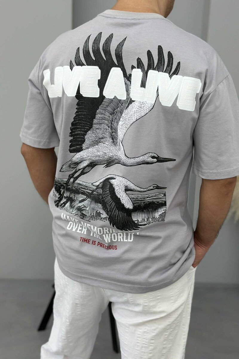 T-SHIRT ME SHKRIME DHE IMAZH PËR MESHKUJ NË NGJYRËN GRI E ZBARDHUR - 4