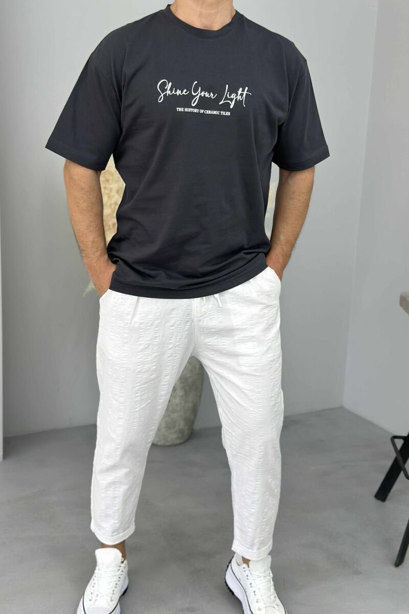 T-SHIRT ME SHKRIME DHE IMAZH PËR MESHKUJ NË NGJYRË GRI TË ERRËT - 1