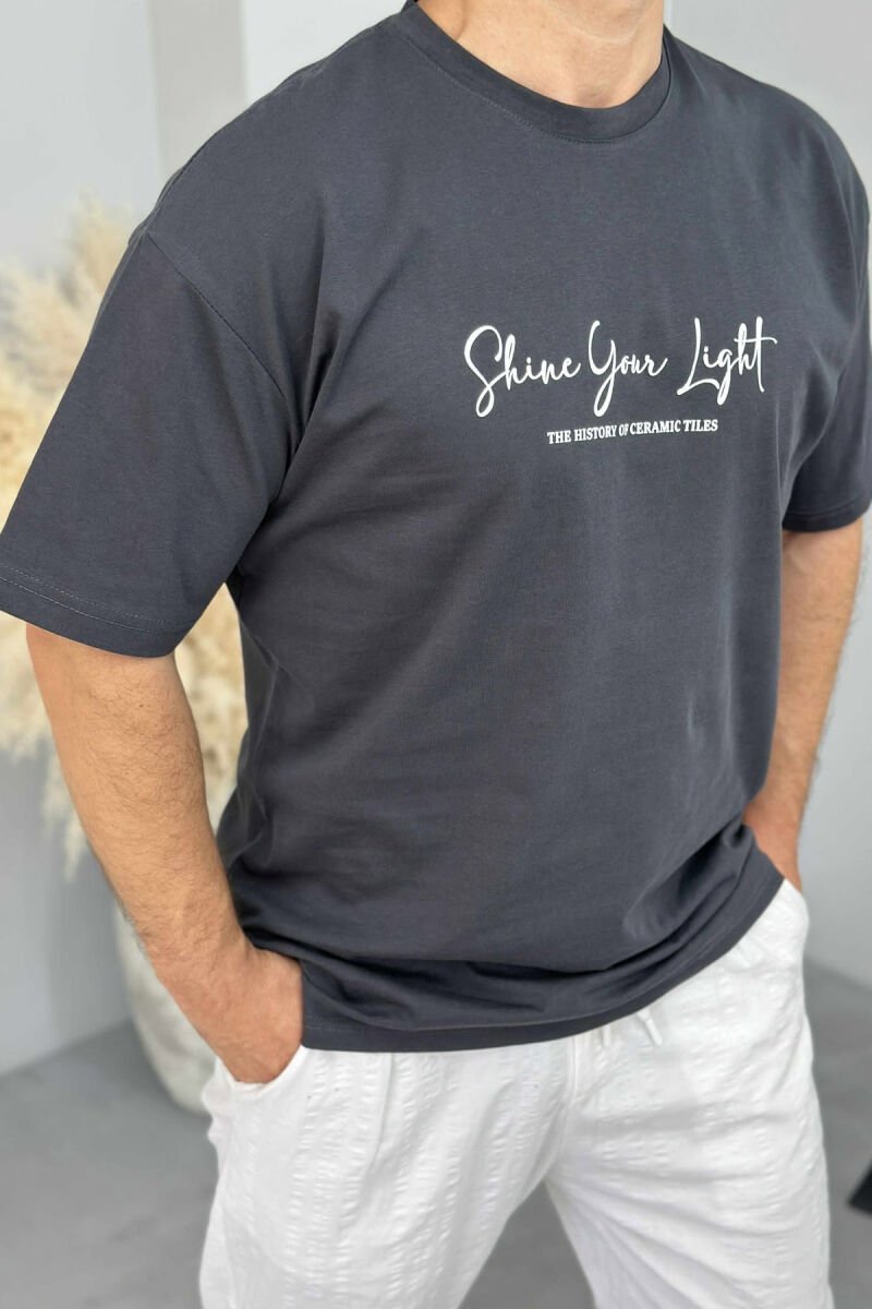 T-SHIRT ME SHKRIME DHE IMAZH PËR MESHKUJ NË NGJYRË GRI TË ERRËT - 2