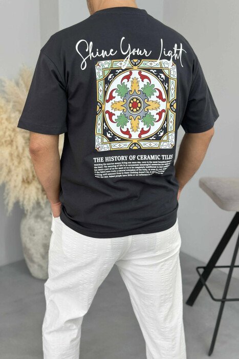 T-SHIRT ME SHKRIME DHE IMAZH PËR MESHKUJ NË NGJYRË GRI TË ERRËT - 3