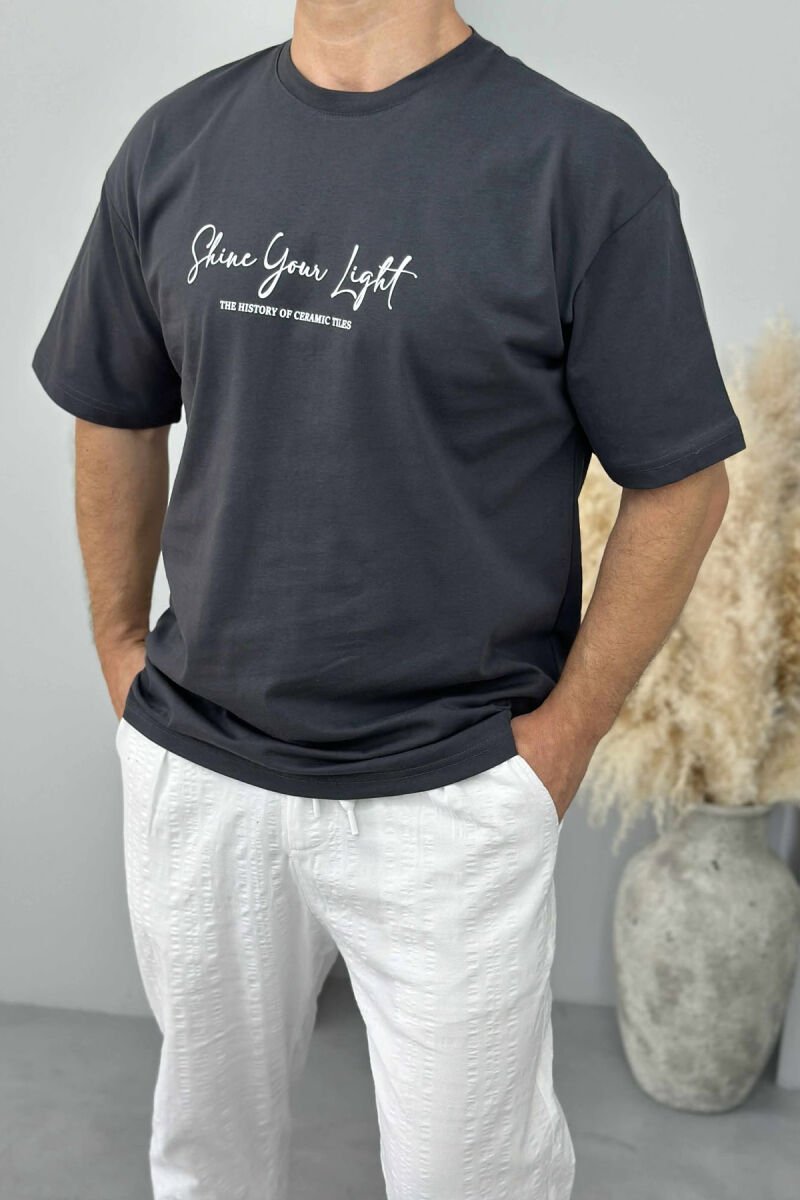 T-SHIRT ME SHKRIME DHE IMAZH PËR MESHKUJ NË NGJYRË GRI TË ERRËT - 4