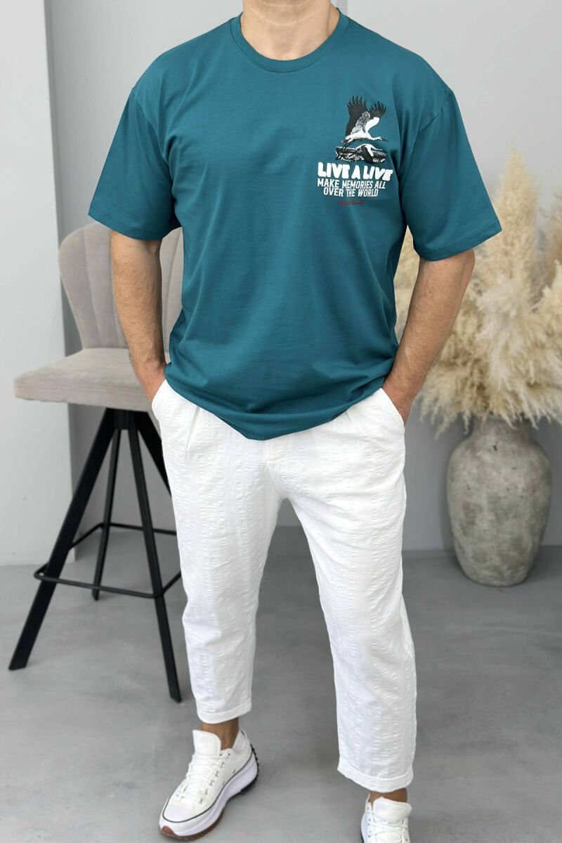 T-SHIRT ME SHKRIME DHE IMAZH PËR MESHKUJ NË NGJYRËN JESHILE E ERRËT - 1
