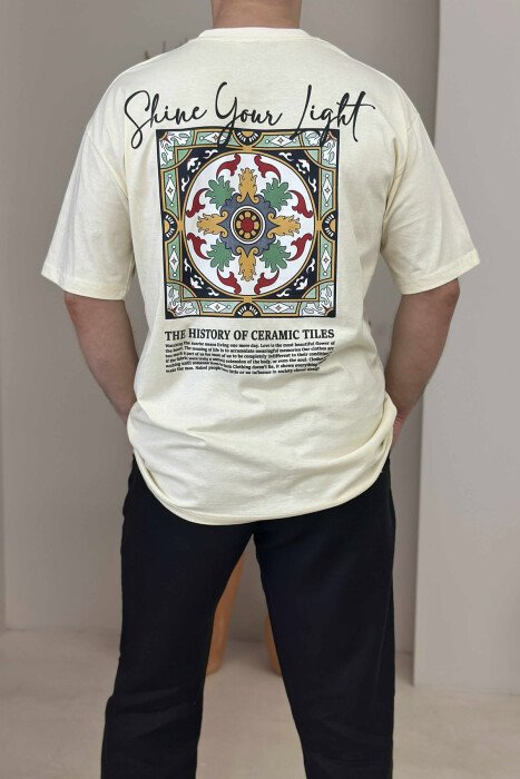 T-SHIRT ME SHKRIME DHE IMAZH PËR MESHKUJ NË NGJYRËN KREM - 3