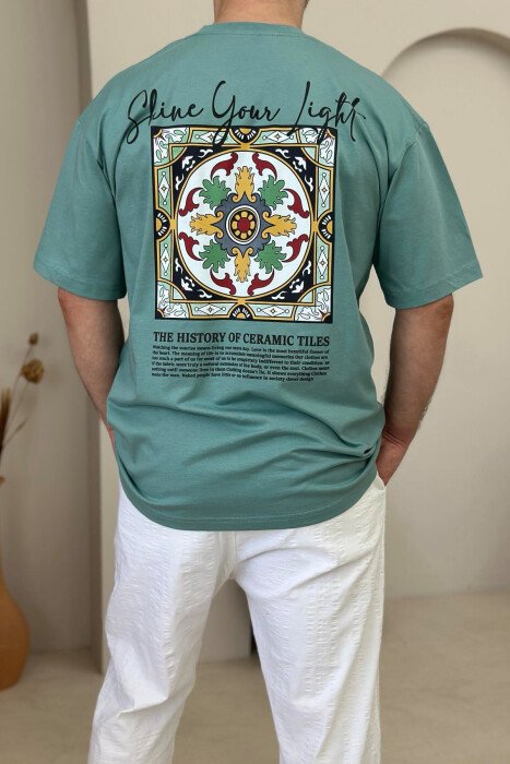 T-SHIRT ME SHKRIME DHE IMAZH PËR MESHKUJ NË NGJYRËN MENTE E ERRËT - 2