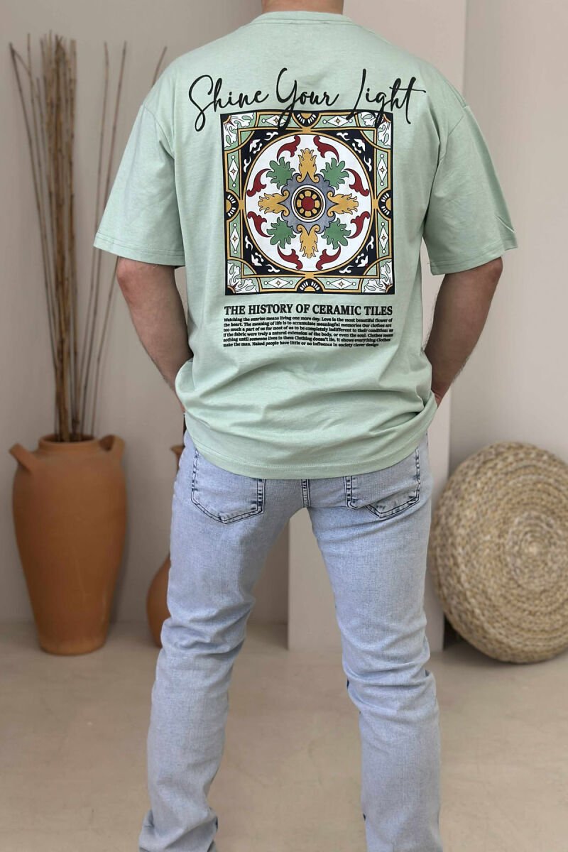 T-SHIRT ME SHKRIME DHE IMAZH PËR MESHKUJ NË NGJYRËN MENTE - 3