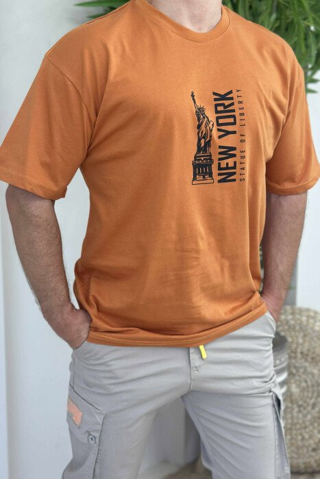 T-SHIRT ME SHKRIME DHE IMAZH PËR MESHKUJ NË NGJYRËN PORTOKALLI E ERRËT - 1