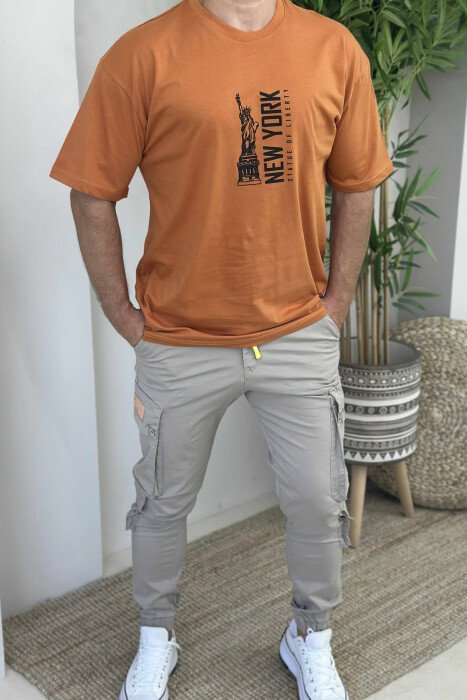 T-SHIRT ME SHKRIME DHE IMAZH PËR MESHKUJ NË NGJYRËN PORTOKALLI E ERRËT - 2