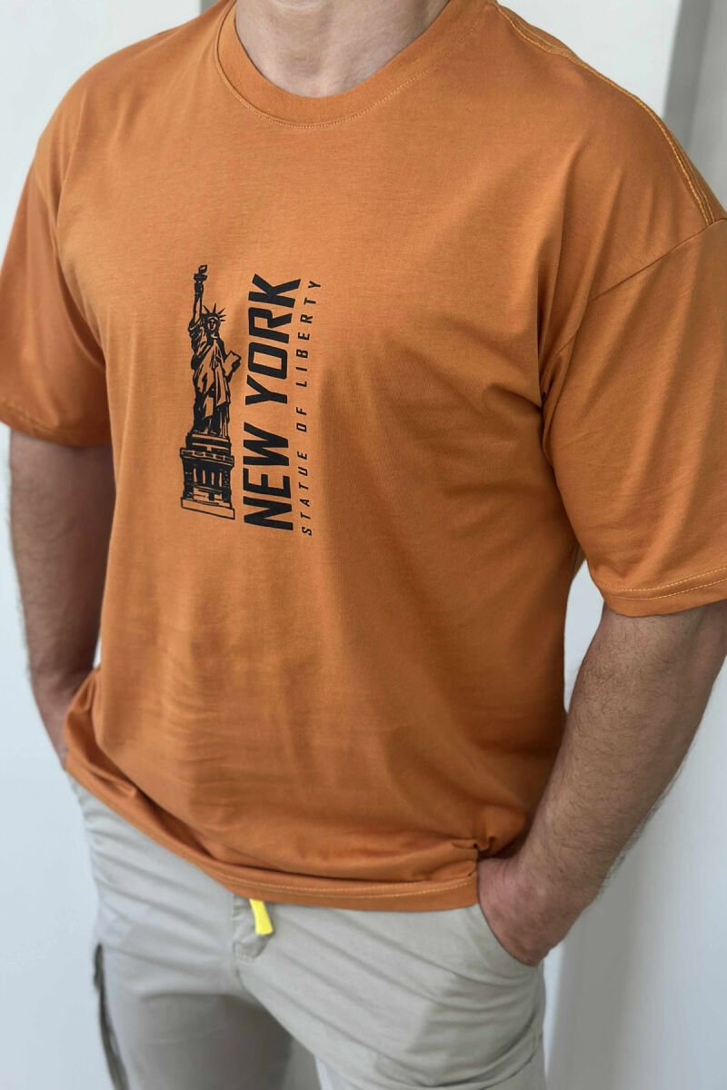 T-SHIRT ME SHKRIME DHE IMAZH PËR MESHKUJ NË NGJYRËN PORTOKALLI E ERRËT - 3