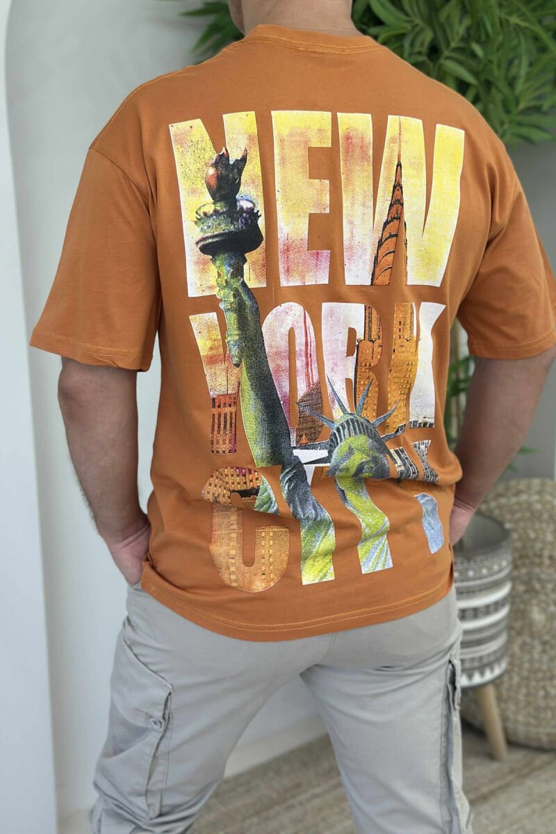 T-SHIRT ME SHKRIME DHE IMAZH PËR MESHKUJ NË NGJYRËN PORTOKALLI E ERRËT - 4