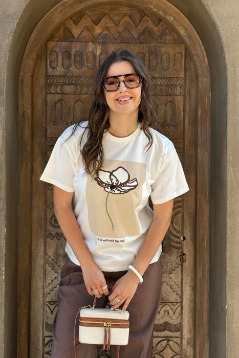T-SHIRT ME SHKRIME DHE IMAZHIN E LULES PËR FEMRA NË NGJYRËN E BARDHË - 5