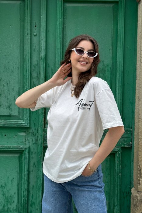 T-SHIRT ME SHKRIME ME IMAZHIN E FLUTURËS PËR FEMRA NË NGJYRËN E BARDHË - 