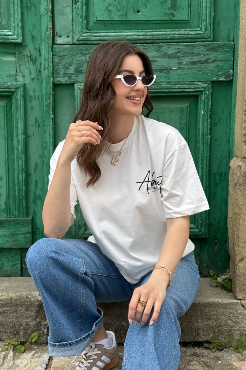 T-SHIRT ME SHKRIME ME IMAZHIN E FLUTURËS PËR FEMRA NË NGJYRËN E BARDHË - 2